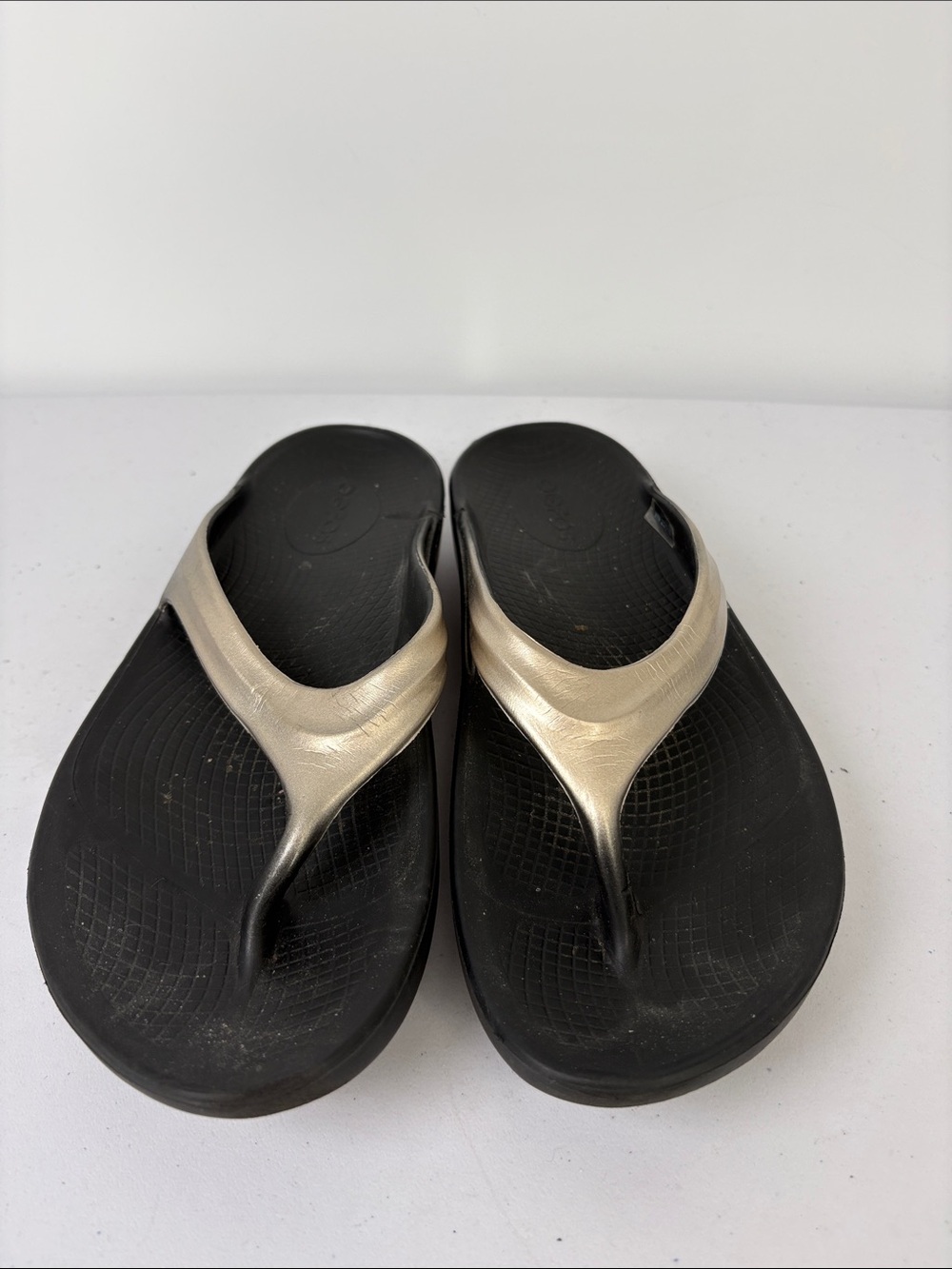 ✂️ OOFOS recovery, sandals, black, and gold tea strap thong